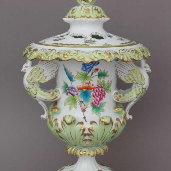 Fancy vase, with lid