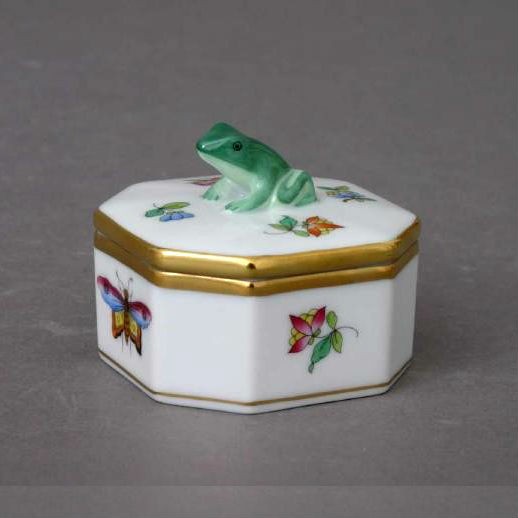 Fancy box, frog knob - Queen Victoria