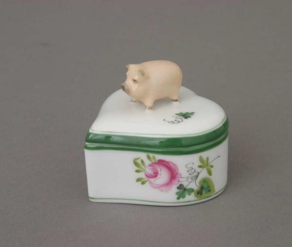Fancy box, heart-shaped, pig knob