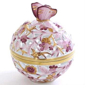 Bonbonniere, open-work, Butterfly knob C7 Hand cut open work bonbonniere with hand painted pur pur and gold decor. Comes with gift package and certificate. Original Herend Porcelain home decor pieces in the best price at Herend Canada