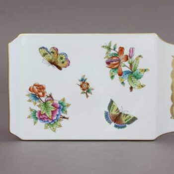 02459-0-00 VBO Herend Cheese Board - Queen Victoria Dimensions: 20 cm * 13 cm Handpainted with Queen Victoria's favourite decor hand painted with peony roses and butterflies.