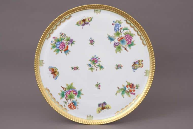 Large Round Tray Queen Victoria This round tray with 24k gold edge is available exclusively at Herend Canada. Hand-painted with the classic Queen Victoria decor Diameter: 15 inch (38 cm) 03169-0-00 VBO