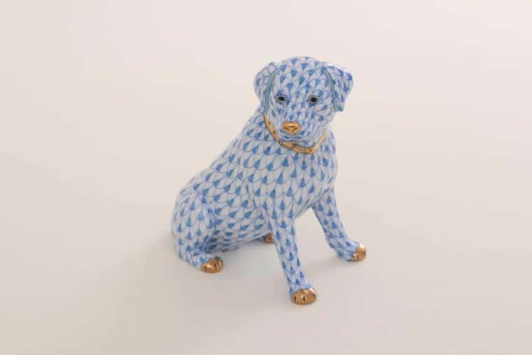 05821-0-00 VHB Fishnet Blue Labrador Figurine
